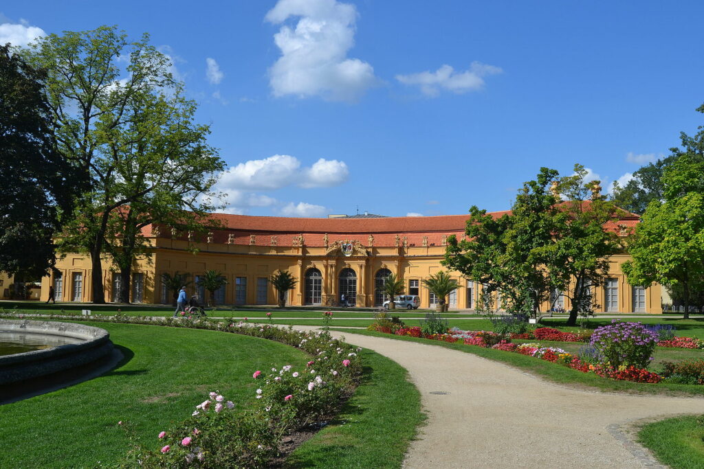 Orangerie und Schlossgarten im Sommer