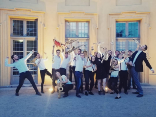 Bigband gruppenfoto vor der Orangerie