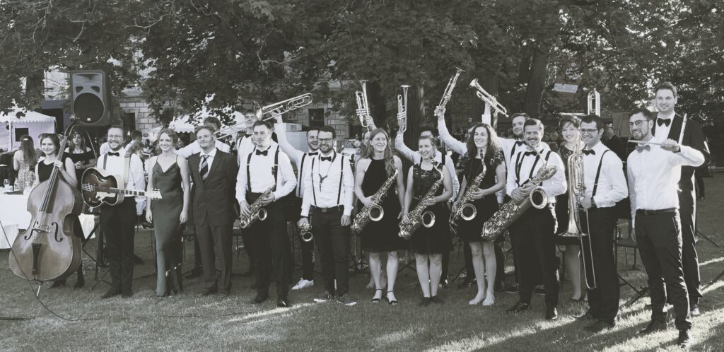 Gruppenfoto der Bigband nach dem Auftritt auf dem Schlossgartenfest.